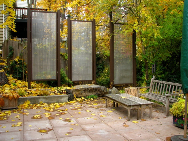 Privat rom bakgård med stil eleganse benkbord skog