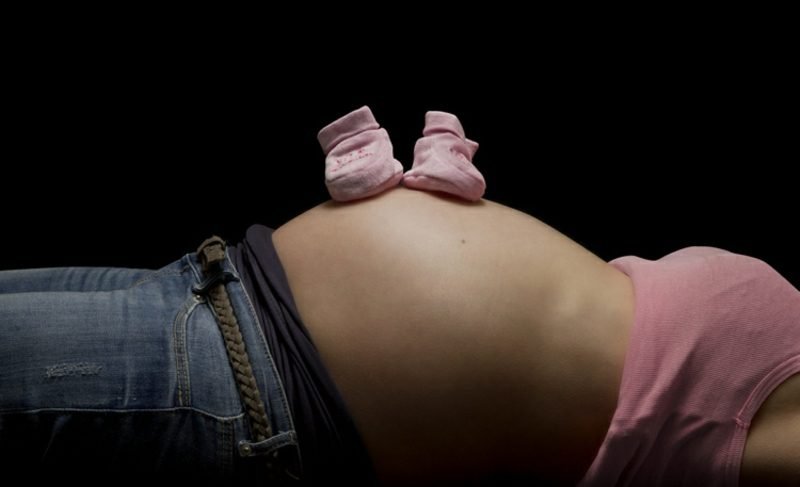 Pořizování těhotenských fotografií dětské obuvi