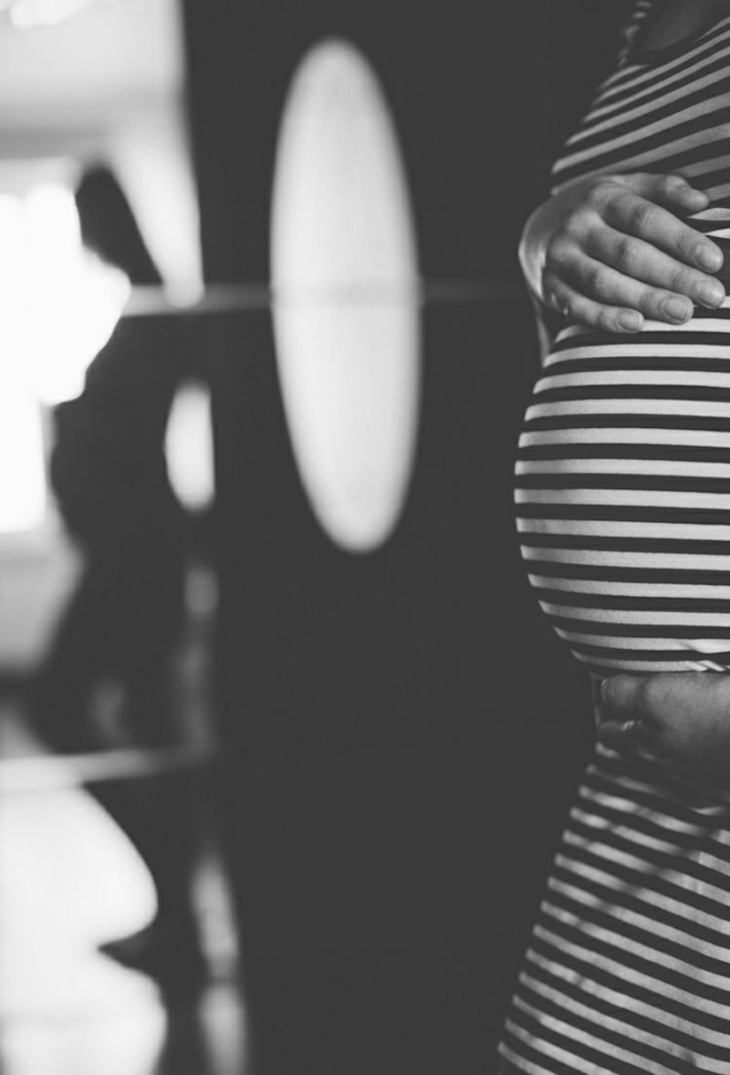 Pořizujte těhotenské fotografie pruhovaný vzor baby bump