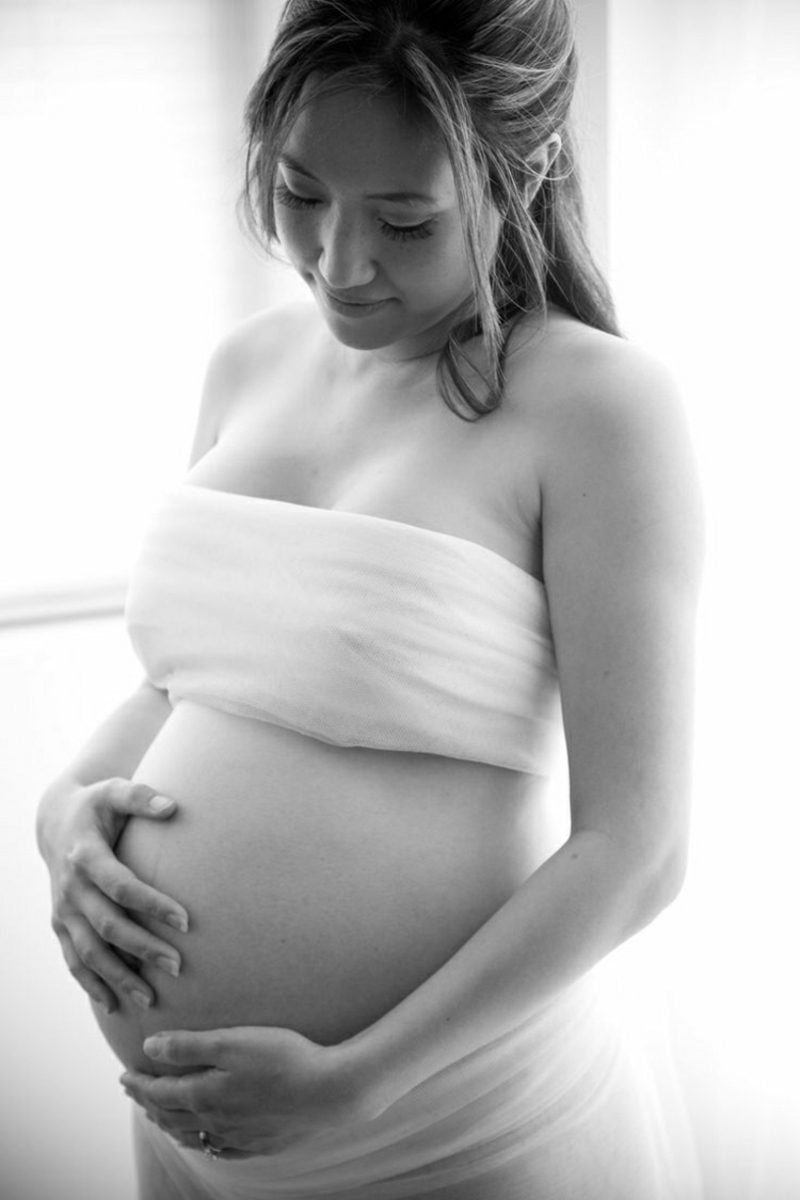 Pořizujte těhotenské fotografie černobíle romantické