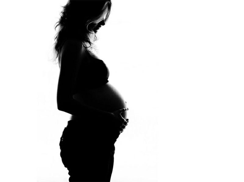 Fotografování těhotenství černobílé siluety