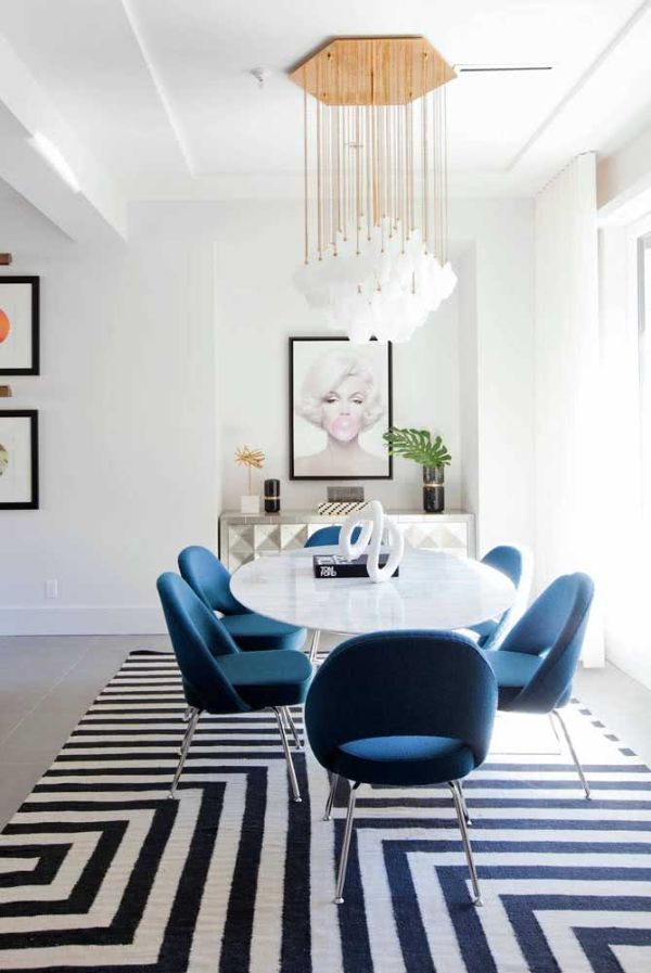 černobílý koberec v kombinaci s modrým nábytkem