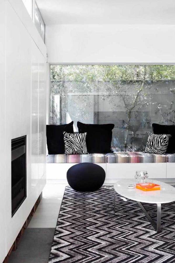 moderní design interiéru černobílý koberec