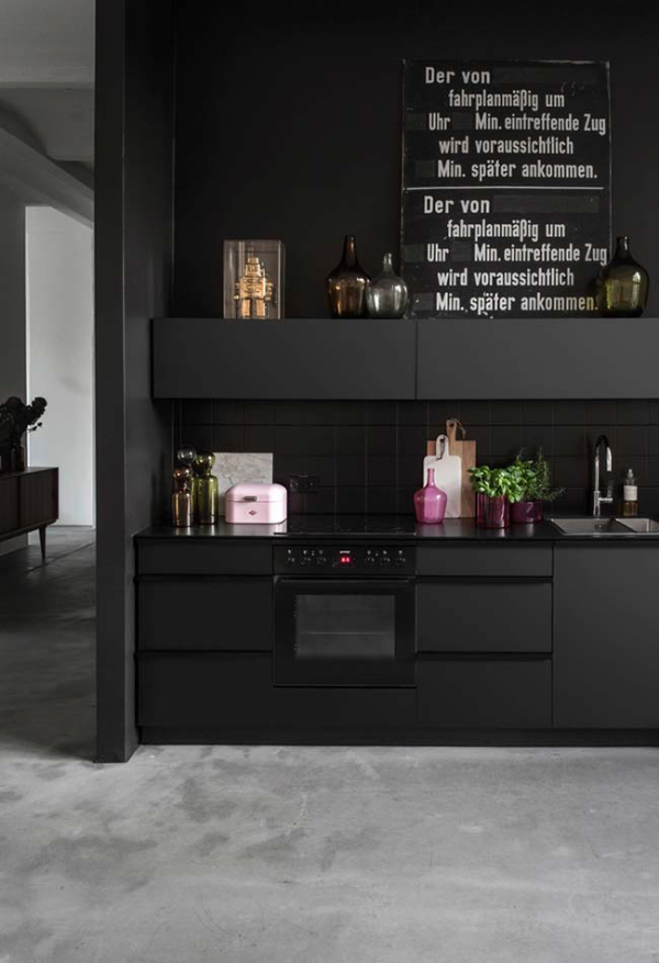 design černé zdobené stěny