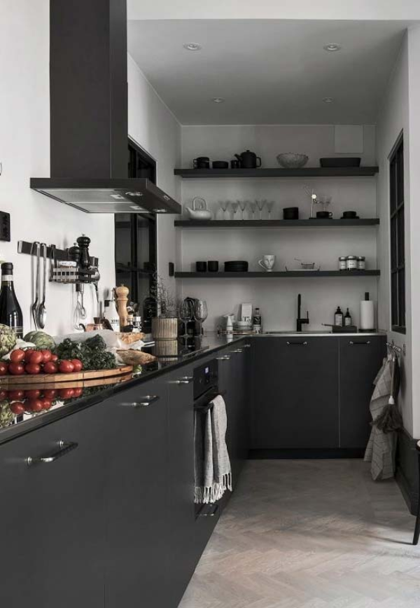 černá místnost skvělá kuchyně v černé barvě