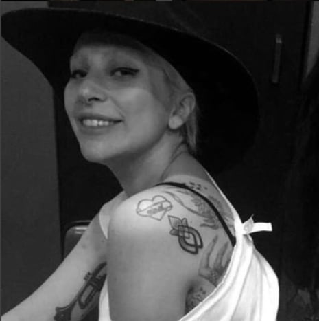 lady-gaga-tėtis-petys-tatuiruotė