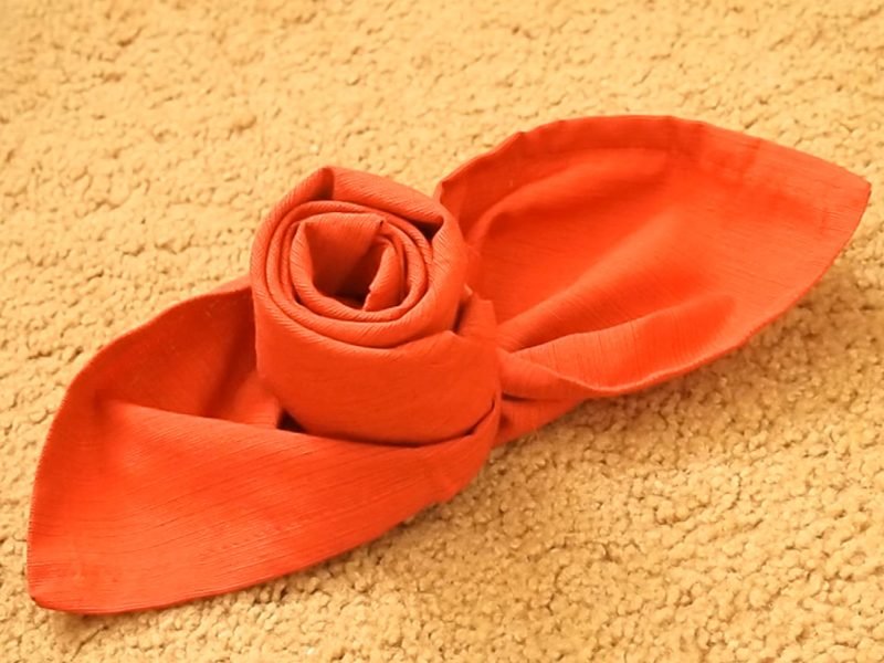 Servietter bretter enkelt og effektivt oransje roseklutserviett