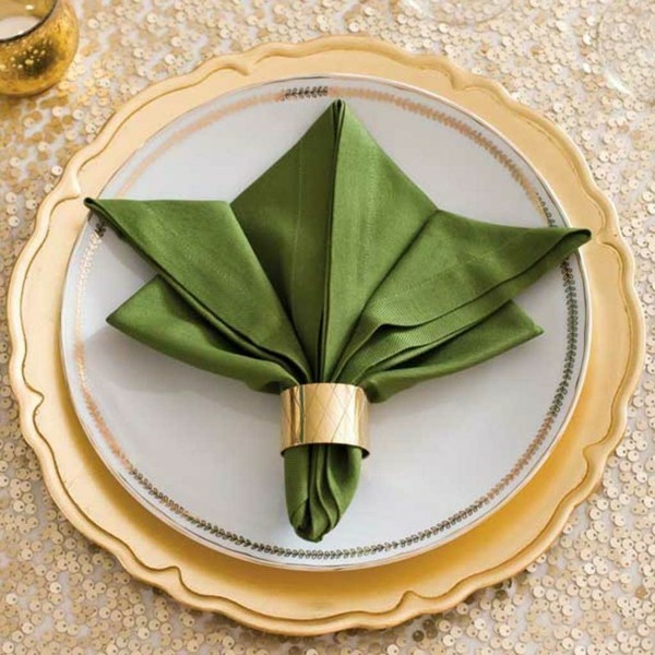 ubrousky na Vánoce skládací elegantní nápady zelený ubrousek bílý talíř