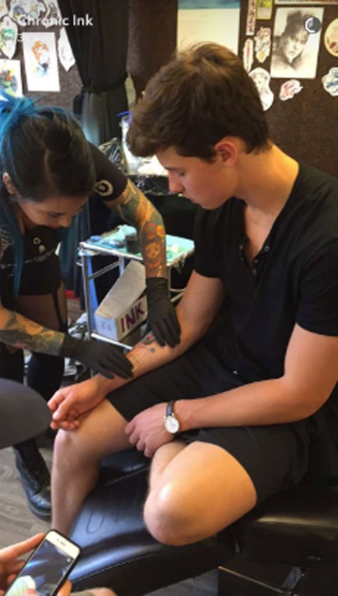 Shawno Mendeso gitaros tatuiruotė3