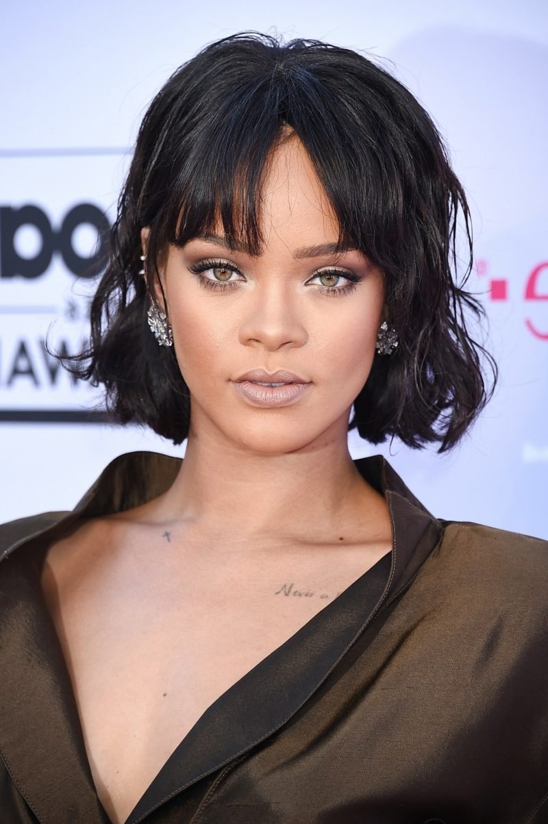 Bob hårklipp med smell Rihanna