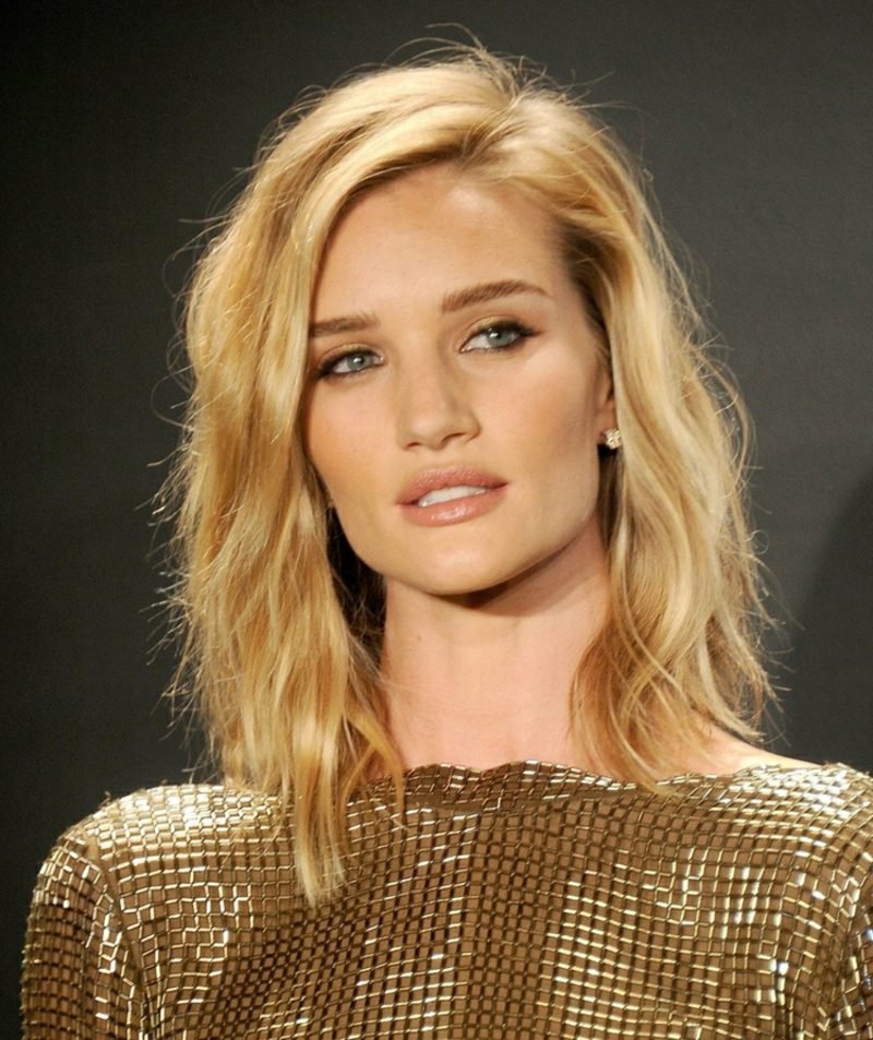 Bob frisyre skulderlangt blondt hår Rosie Huntington