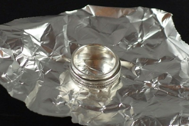 Husholdningstips smykkerengjøringsring sølv med aluminiumsfolie