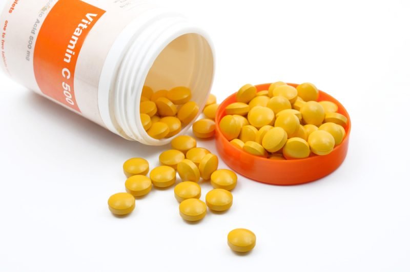 Husholdningstips for rengjøring av sølv med vitamin C -tabletter