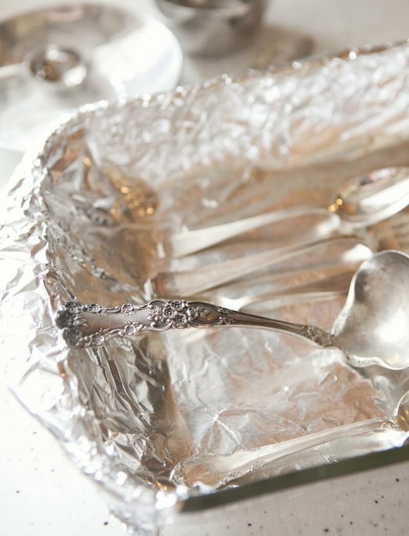 Rengjør sølvbestikk med aluminiumsfolie og salt
