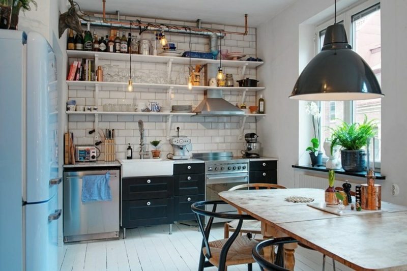 Skandinaviske levende sorte skap kjøkkenhyller fliser