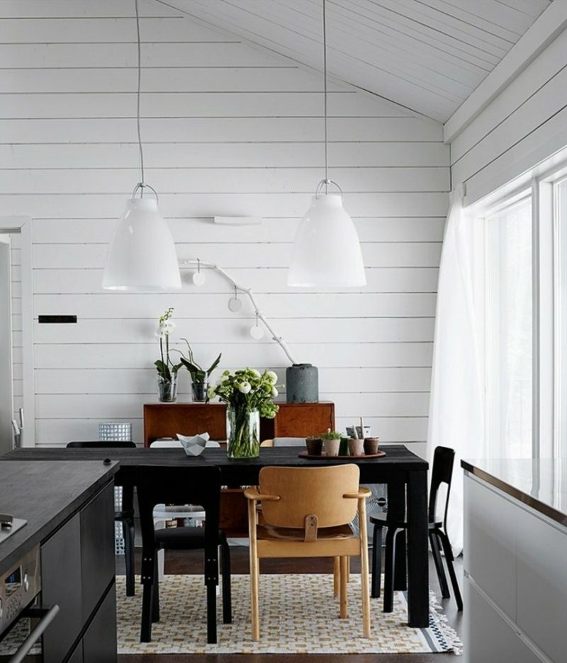 Skandinavisk levende svart spisebord lys tre stol