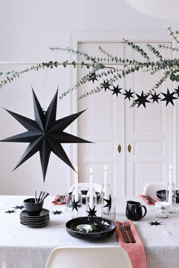 skandinavisk julepynt svart aksenter elegant borddekorasjon