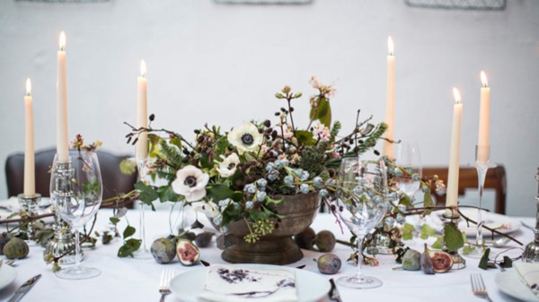 skandinavisk julepynt vakker borddekorasjon mange lys