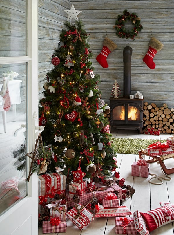 skandinavisk julepynt vakker juletrepynt rød aksenter mange gaver