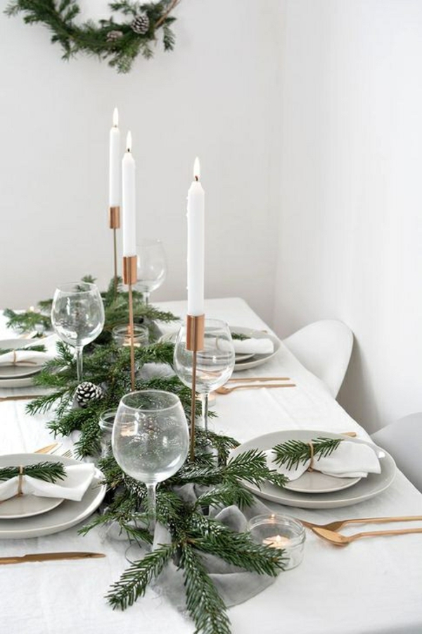 skandinavisk julepynt stilig borddekorasjon hvit duk mye grønt
