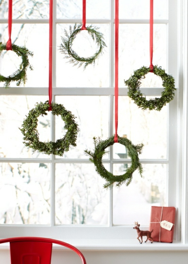 skandinavisk julepynt julekranser pynter vinduskarmen
