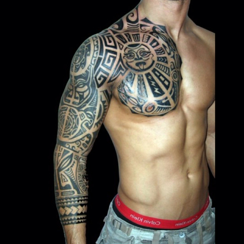 Mužský kmenový tetovací rukáv na hrudi