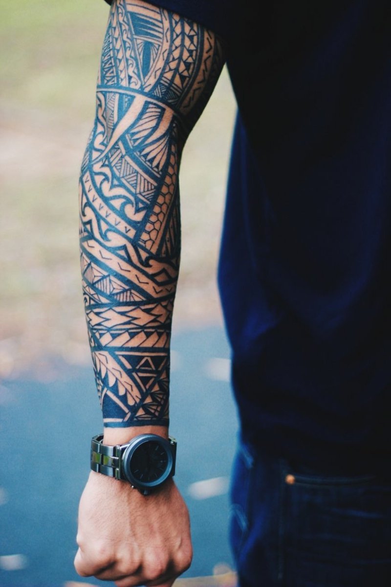 Kmenový tetovací muž velmi komplikovaný