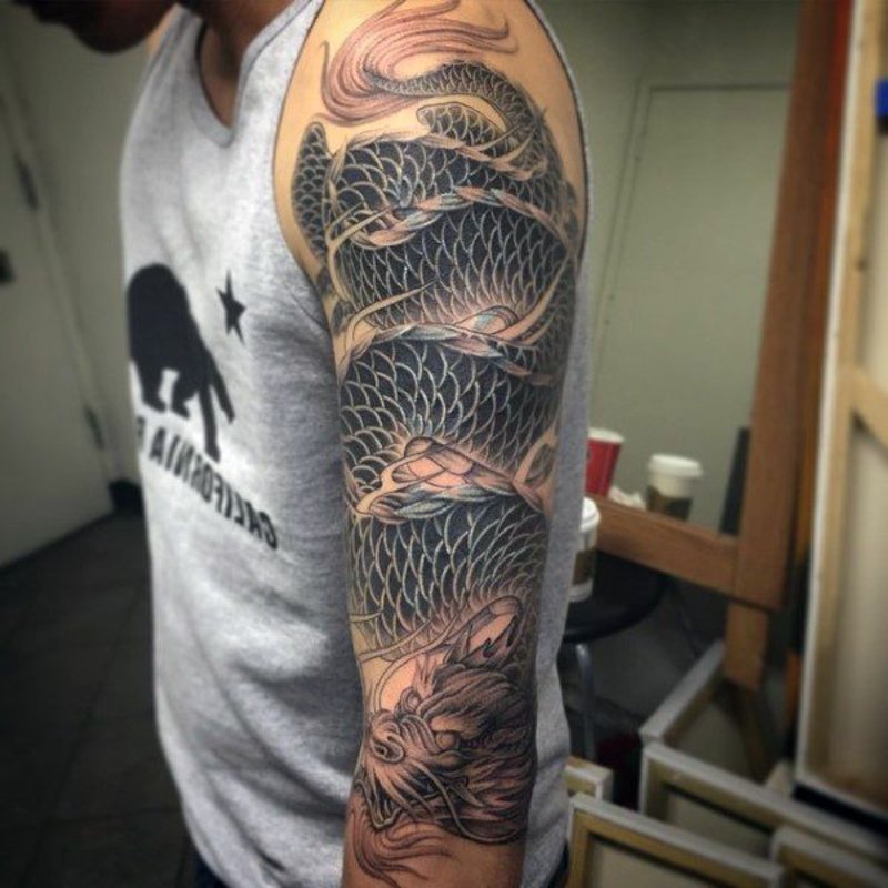 Tetovací drak s plným rukávem