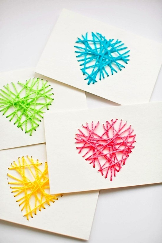 Hvordan designe det beste valentinkortet for 14. februar, hjerter sydd fargerikt garn
