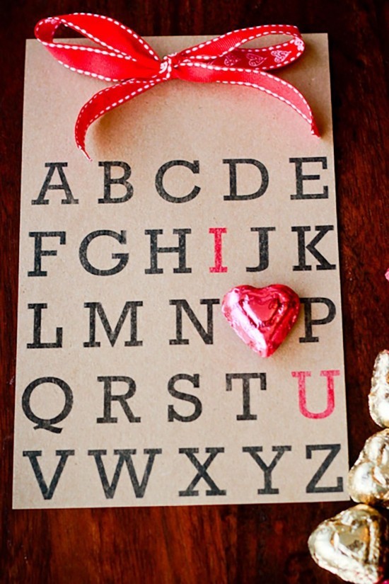 Hvordan designe det beste valentinkortet 14. februar med bonbon og alfabet