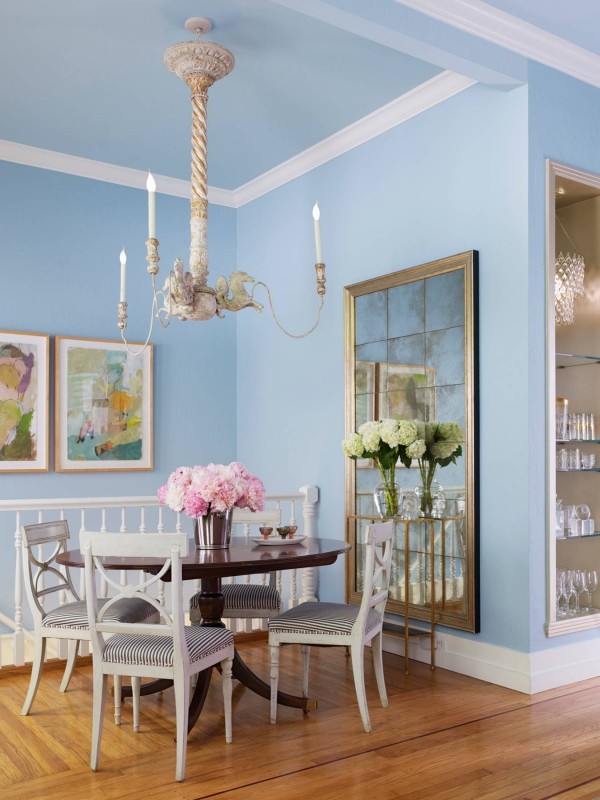 Hvordan velge riktig pastellveggfarge for ditt hjem blå vegger høyt tak med lysekrone