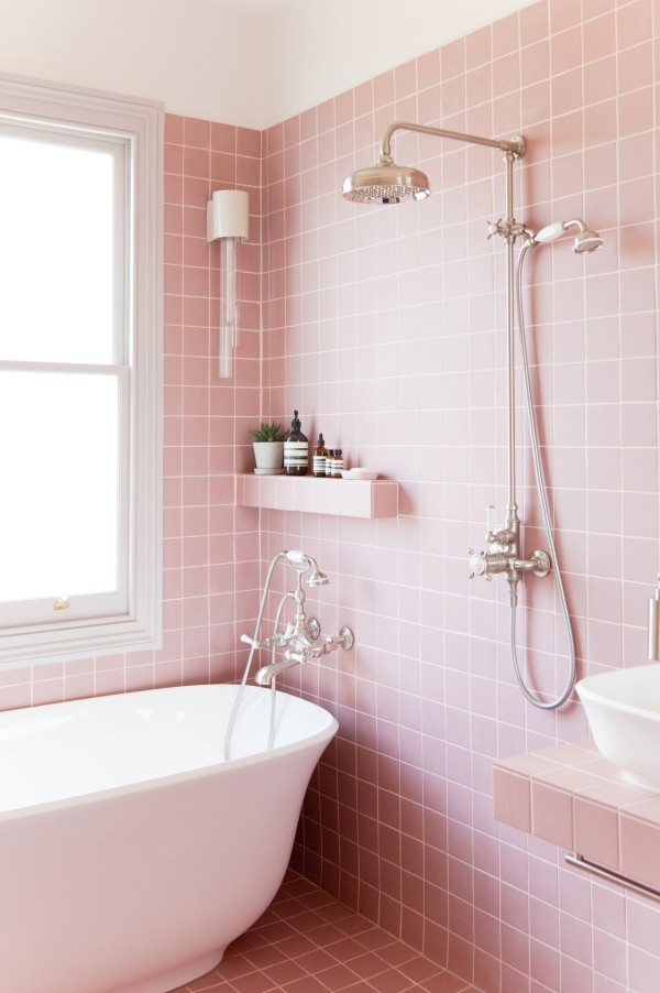 Hvordan velge riktig pastellveggfarge for hjemmebadet ditt i rosa med badekar