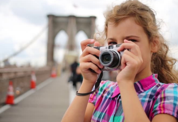 Letní nápady lovu mrchožroutů pro děti a dospělé fotografují místo toho, aby sbíraly děti, mládež a dospělé
