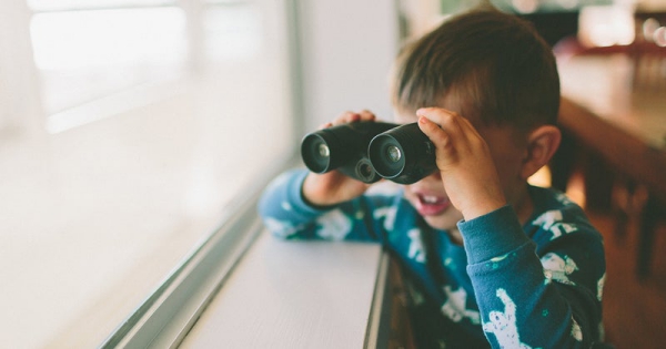 Nápady na letní lov mrchožroutů pro děti i dospělé dítě s dalekohledem hledajícím lov