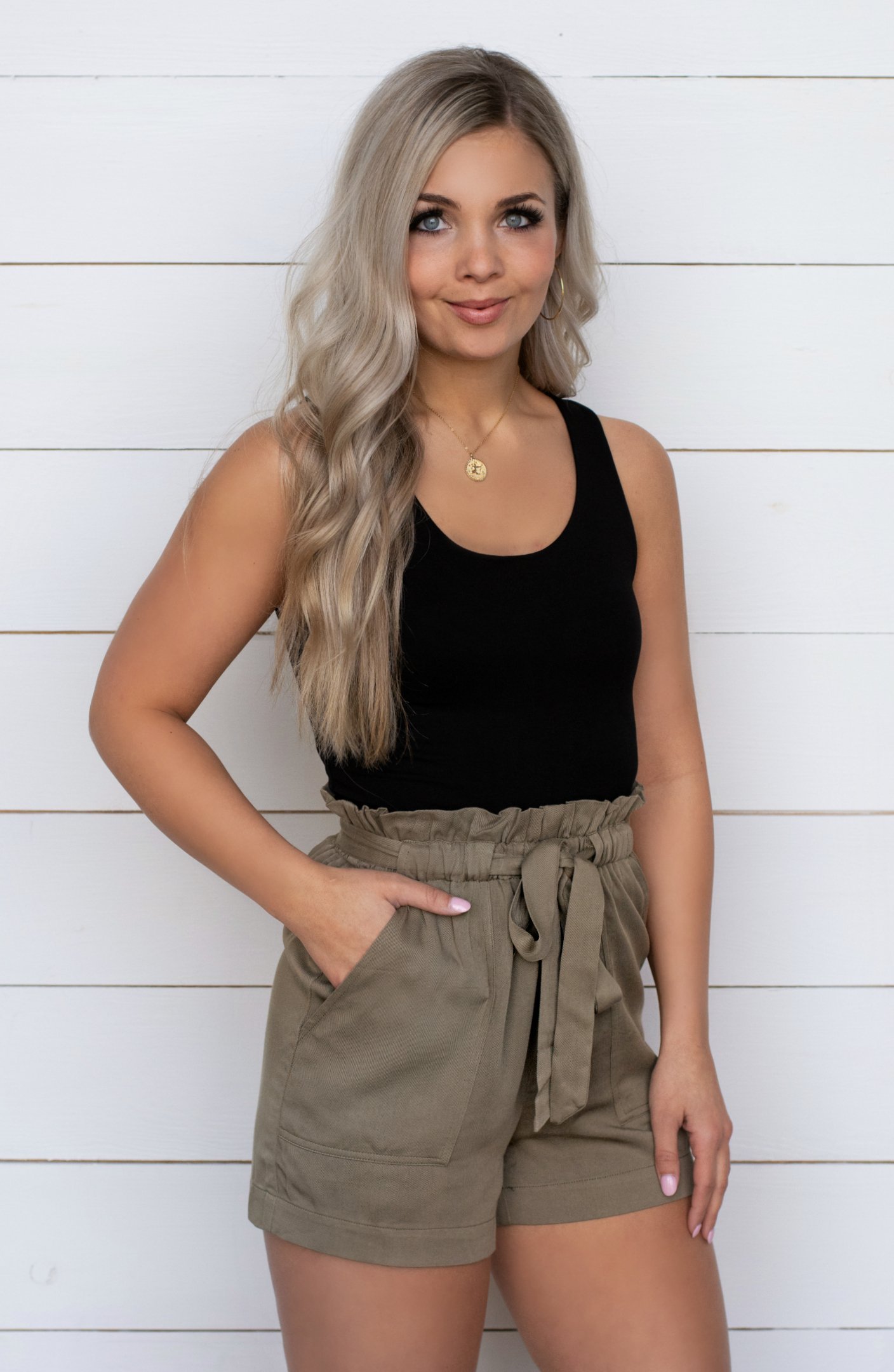 beige paperbag shorts topp svart moderne utseende