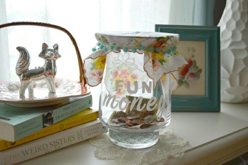 Lag en pengeboks av glass med originale etiketter