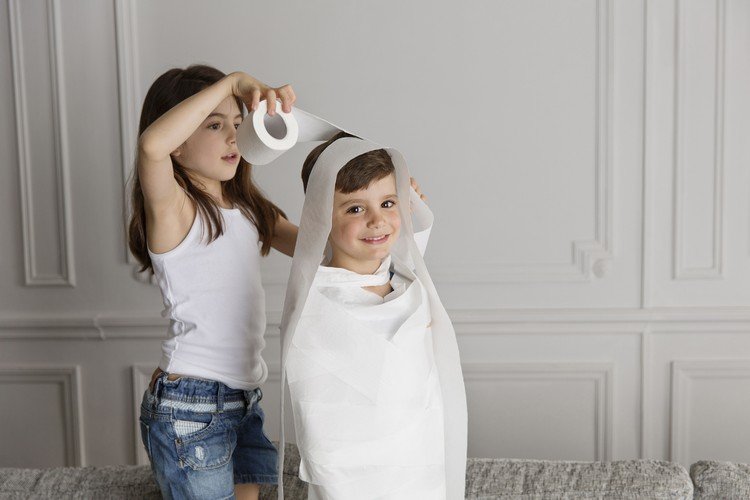 Udělejte si hry sami Silvestrovské děti zabalí mumii