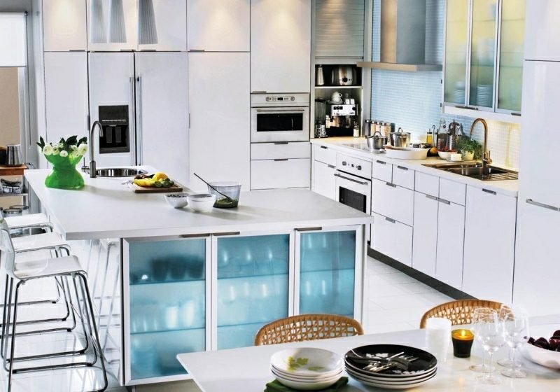 Ριφτάκια κουζίνας μινιμαλιστικά ράφια Ikea Kallax ενσωματωμένα στο νησί της κουζίνας
