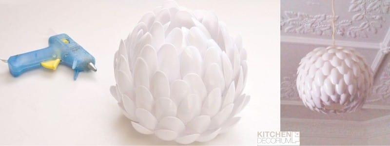 Lotus şeklinde tek kullanımlık kaşıklardan yapılmış lamba