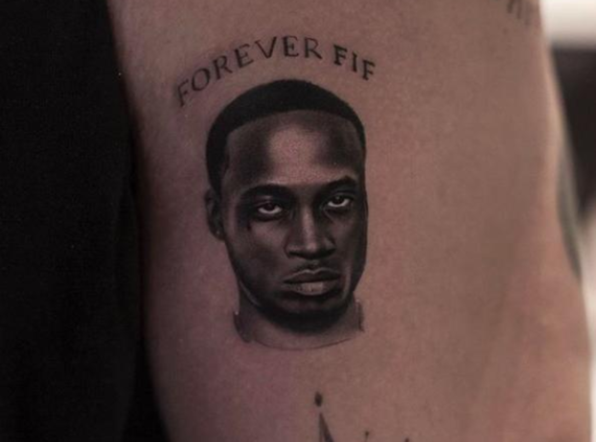 drake-gets-new-tattoo-of-fif-1505826939-view-0