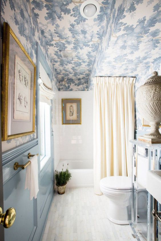 Ταπετσαρία στο ταβάνι ρομαντική εσωτερική διακόσμηση μπάνιου και τουαλέτας ταπετσαρία μπλε ταβάνι που τραβούν τα βλέμματα