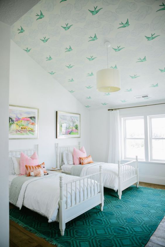 Ταπετσαρία στο ταβάνι υπέροχη εσωτερική διακόσμηση παιδική κρεβατοκάμαρα κάτω από την κεκλιμένη οροφή δύο κρεβάτια μοτίβο πουλιών μοτίβου