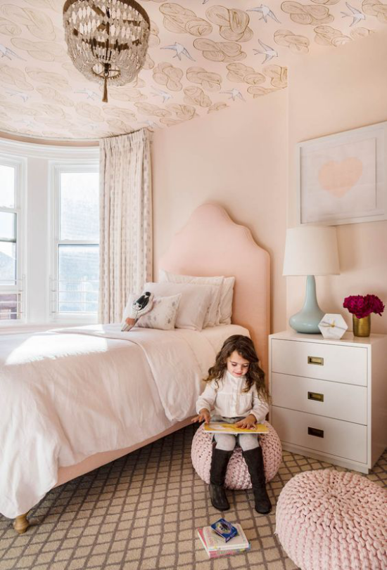Ταπετσαρία στο ταβάνι παιδική κρεβατοκάμαρα σε ανοιχτό ροζ χρώμα
