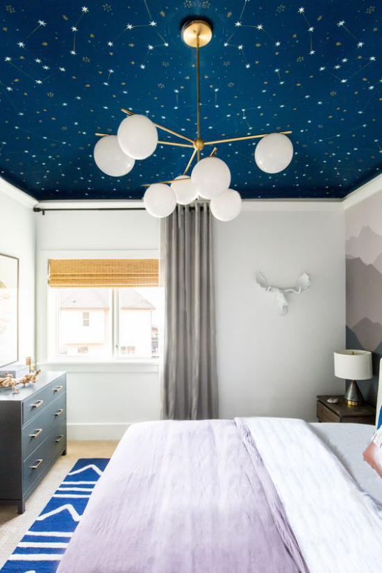 Ταπετσαρία στο υπνοδωμάτιο οροφής σε λευκό ταβάνι με μπλε έναστρο ουρανό σε μπλε και λευκή ριγέ αντίθεση.