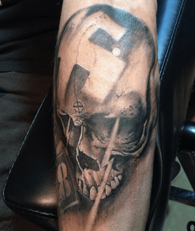 nacių svastikos tatuiruotė