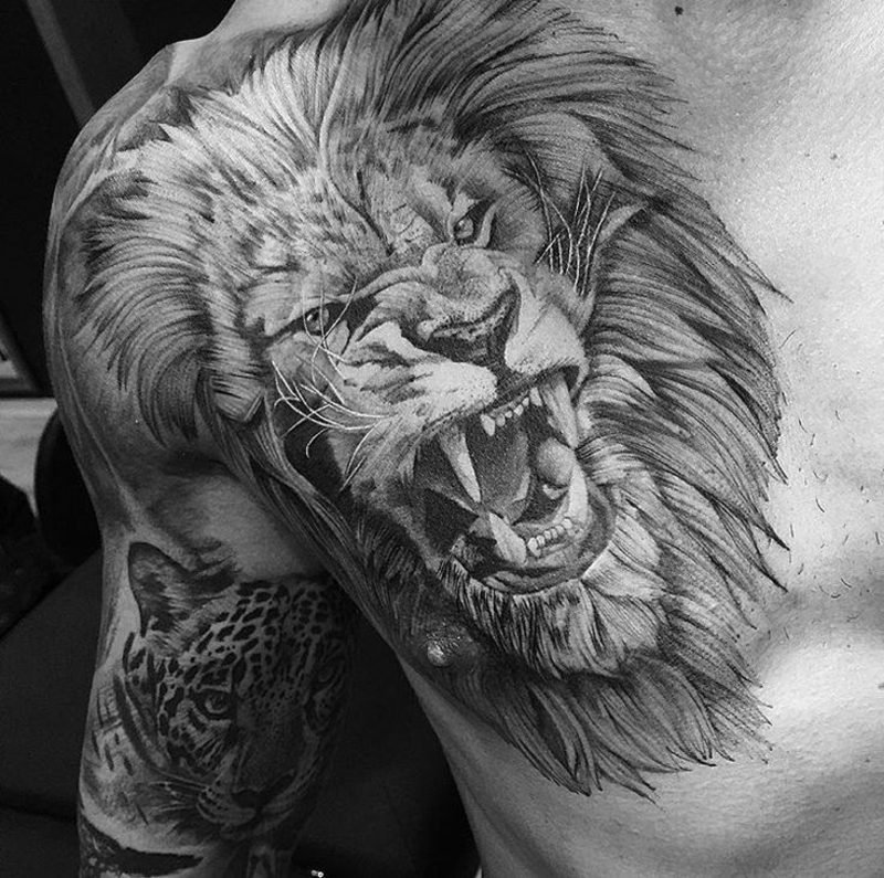 Tattoo løve tiger brystet overarm