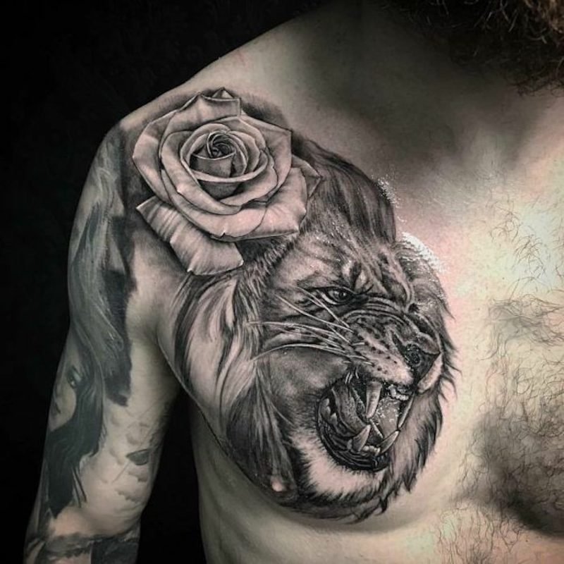 Tattoo løve bryst rose