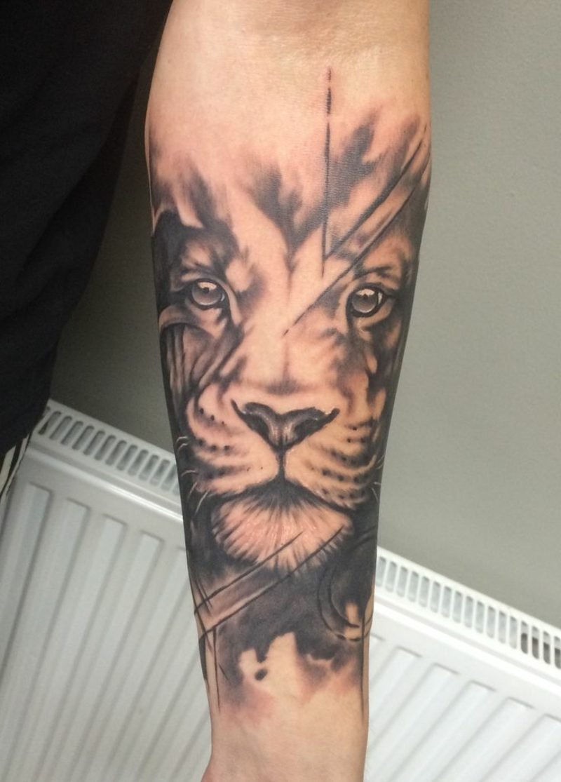 Tattoo løve stilisert underarm