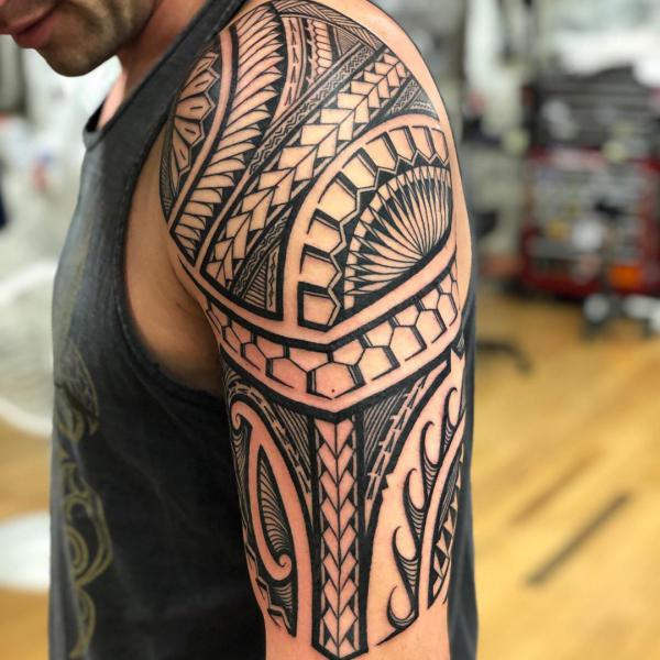 polinezijos tatuiruotė pusiau rankovėmis