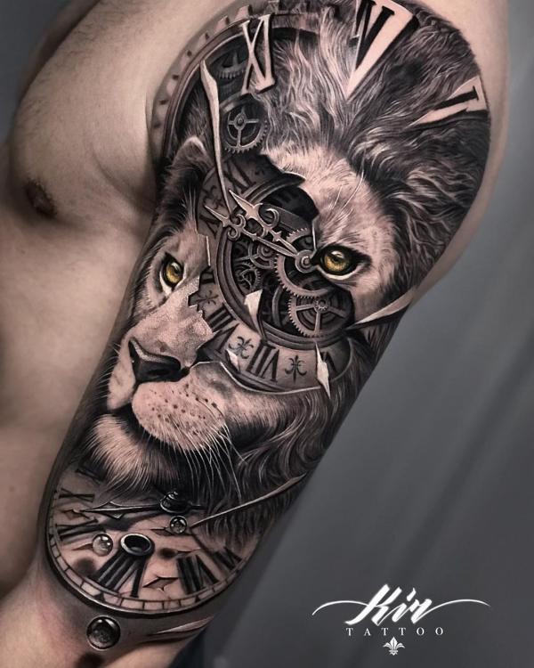 Realistiška liūto veido ir laikrodžio tatuiruotė „steampunk“ stiliumi